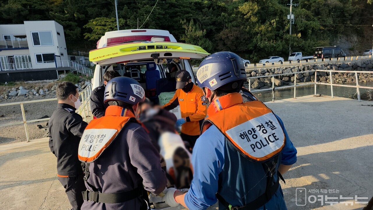 ▲ 여수해경이 연도 인근 갯바위에서 추락 부상을 입은 A씨에게 응급처치를 실시한 뒤 경비함정으로 옮기며 이송 작업을 진행하고 있는 모습.